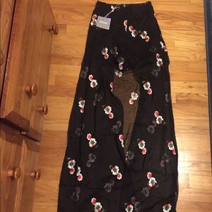 MISGUIDED maxi skort NWT. Black floral. Small